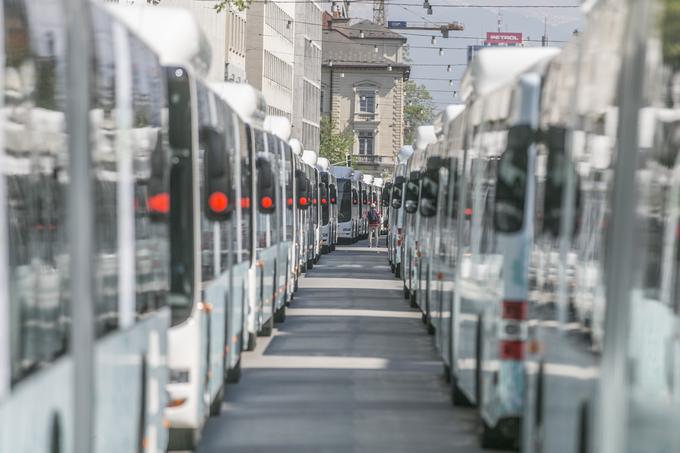 V sindikatu so na razmere v panogi opozorili po tem, ko je pretekli četrtek zvečer moški vstopil na avtobus LPP in z grožnjami s smrtjo voznika prisilil, naj zavije s predvidene trase. Policija je ugrabitelja, ki je pozneje umrl, v preteklosti že večkrat obravnavala zaradi kaznivih dejanj z elementi nasilja. | Foto: Bojan Puhek