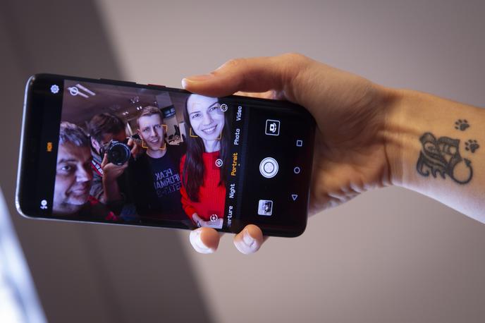 Huawei Mate 20 Pro | V primerjavi s svojim lanskim predhodnikom je Huawei Mate 20 Pro (tudi) oblikovno napredoval. Tako je jasno, s kom bo ta telefon najbolj tekmoval. | Foto Bojan Puhek