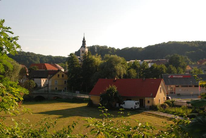 Na četrtem mestu glede na rast stroškov je občina Škocjan, ki izvaja tudi enega od največjih projektov v zgodovini občine. Višje izdatke so na občini pojasnili: "Največji investicijski odhodki so bili: izvajanje kohezijskega projekta z ostalimi občinami (hidravlična izboljšava vodovodnega sistema, kjer gre za enega največjih projektov v zgodovini občine – 2,3 mio. €), investicije v vrtcu Škocjan, upravljanje in vzdrževanje občinskih cest, ureditev naselja Zloganje (vodovod, kanalizacija, asfalt, javna razsvetljava), ureditev naselja Dolnja Stara vas (vodovod, asfalt, javna razsvetljava), postavitev električne polnilnice za vozila, ureditev sprehajalne poti v Škocjanu. Veliko sredstev je bilo namenjenih financiranju prostorskih načrtov in projektov za izgradnjo (OPPN Škocjan jedro, OPPN Hrastulje II stanovanjsko naselje, večnamenski dom v Škocjanu, muzej Škocjan, športni center Škocjan)". | Foto: Thomas Hilmes/Wikimedia Commons