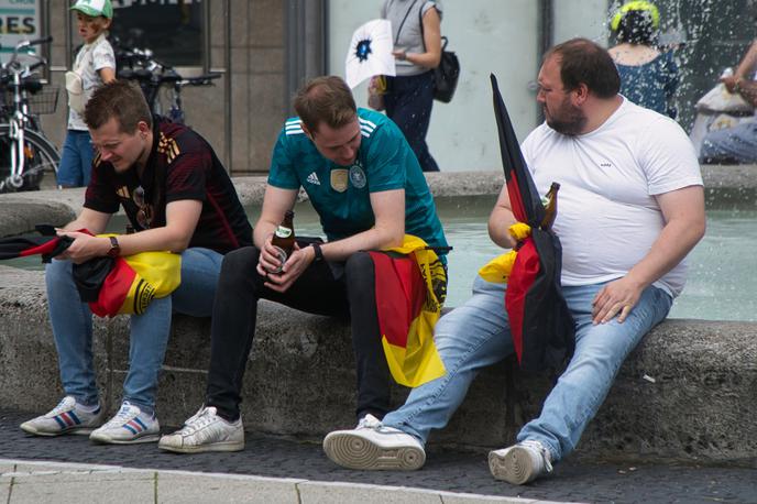 nemčija nemci depresija depresivni | Zaradi zadržanega povpraševanja ostajajo skromna tudi pričakovanja trgovcev glede novega zaposlovanja. "Zasebna potrošnja bo v drugi polovici leta 2024 verjetno močnejša, kot je bila v prvi," meni Höppner. Če bo res, bo to verjetno spodbudilo poslovanje trgovcev na drobno. | Foto Shutterstock