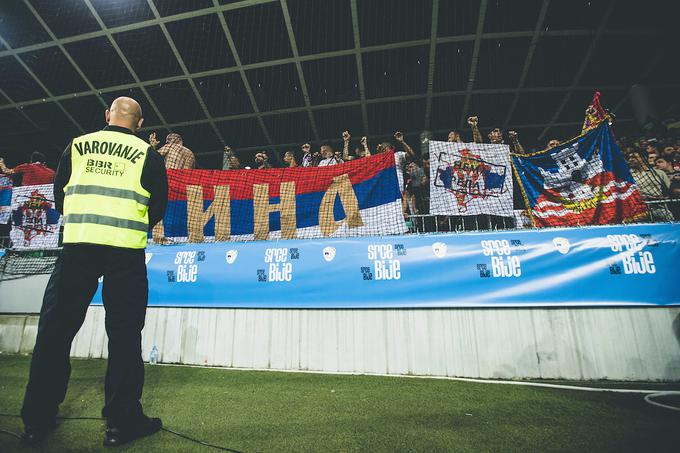 Srbski navijači so po prepričljivem vodstvu z 2:0 pričakovali zmago orlov, a so bili v drugem polčasu priča preobratu Slovenije. | Foto: Grega Valančič/Sportida