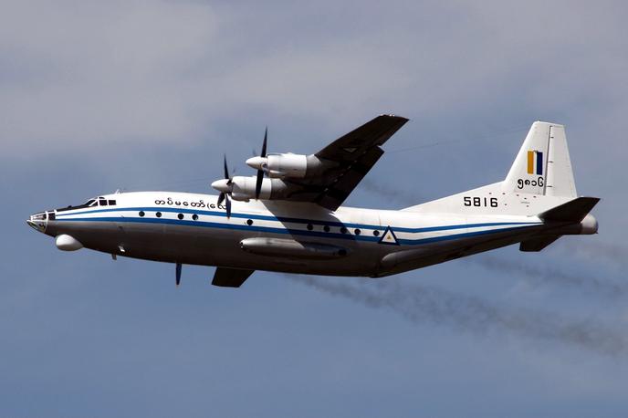 Myanmar Air Force Shaanxi Y-8 | Foto Wikipedia