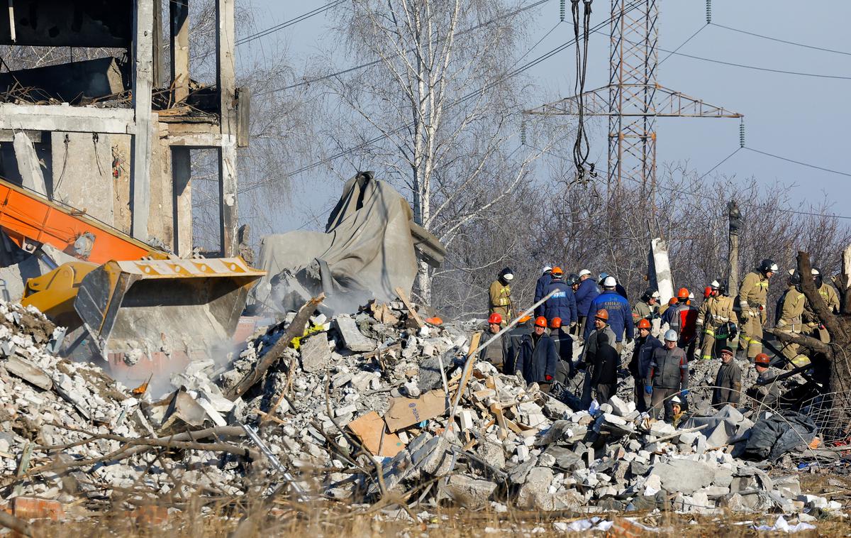 Makijvka | V ruševinah poslopja na območju pod nadzorom Rusije so našli nova trupla. | Foto Reuters