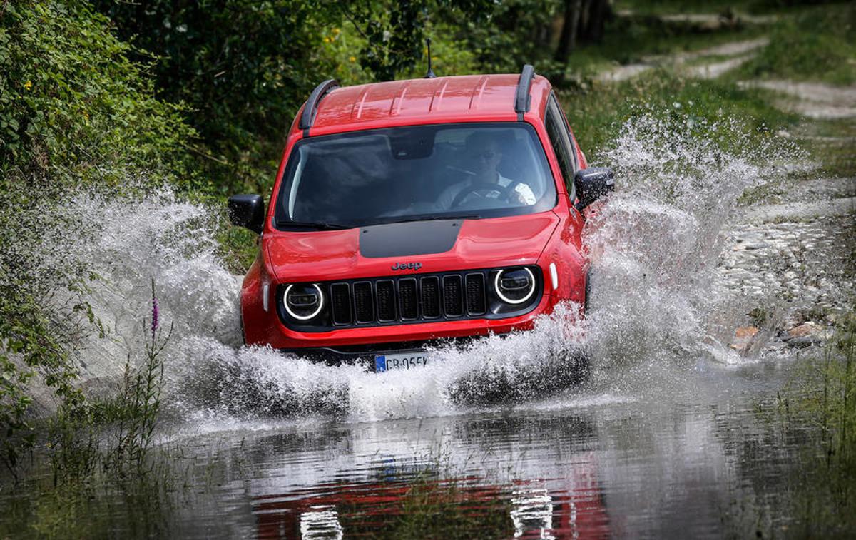 Jeep renegade in compass | Kljub priključno-hibridnemu pogonu je na voljo terenski paket trailhawk. | Foto Jeep