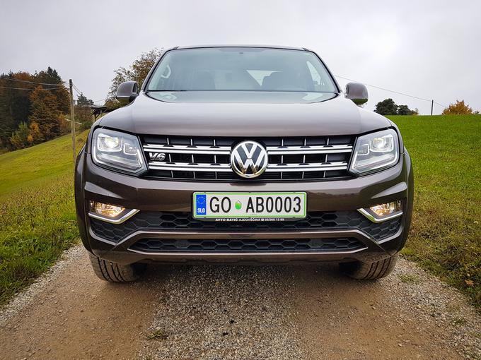 Na zunaj bo prenovo najlažje prepoznati po novih biksenon lučeh, obrobljenih z svetlobnim kanalom v LED-tehniki, na novo je oblikovan še nos motorja. Kot možnost so na voljo še 19- ali 20-palčna lita platišča ter pet novih kovinskih barv, med katerimi sta dve mat za bogatih 2.579 evrov doplačila. | Foto: Jure Gregorčič