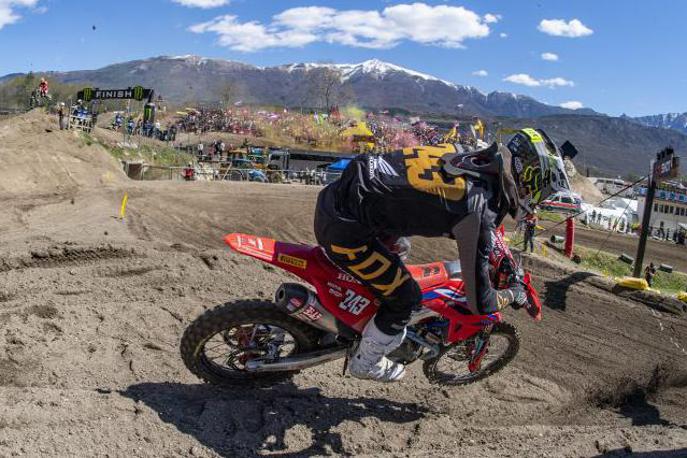 Trentino Tim Gajser zmaga | Tim Gajser in v ozadju v rumen ter rdeč dih zavit slovenski zavoj. | Foto Honda Racing/ShotbyBavo