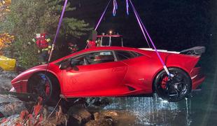 Tri ure in 31 reševalcev: lamborghini zdrsnil v avstrijsko jezero