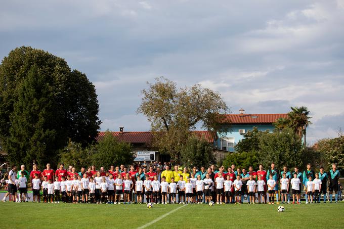 Pred spektaklom je sledil trenutek za spominsko fotografijo vseh udeležencev dvoboja. Pomerili sta se ekipi Equal Game (v rdečih) in Common Goal (v modrih dresih). Rdeči so na koncu prepričljivo zmagali s 6:1, modri pa kar tekmovali v tem, kdo bo zapravil več priložnosti. Nad uspešno izvedbo tekme in dejstvom, da je na koncu tudi vreme sodelovalo - v Biljah se je kljub slabemu vremenu še nekaj ur pred tekmo v poznem popoldanskem času pokazalo tudi sonce -, je bil zadovoljen Čeferin. "Tekma je pokazala, da če vložimo vsi skupaj toliko pozitivne energije v eno zgodbo, potem se ti tudi vreme pridruži." | Foto: Urban Urbanc/Sportida