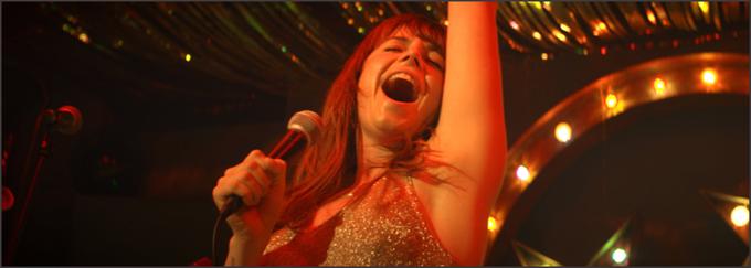 Izjemno hvaljena glasbena drama o težavni mladenki iz škotskega Glasgowa – to je sijajno upodobila za bafto nominirana Jessie Buckley –, ki sanja o tem, da bi postala uspešna pevka country glasbe. Film si zasluži mesto v tem izboru že zaradi vpadljive rdeče pričeske naslovne junakinje oziroma glavne igralke. • V videoteki DKino.

 | Foto: 