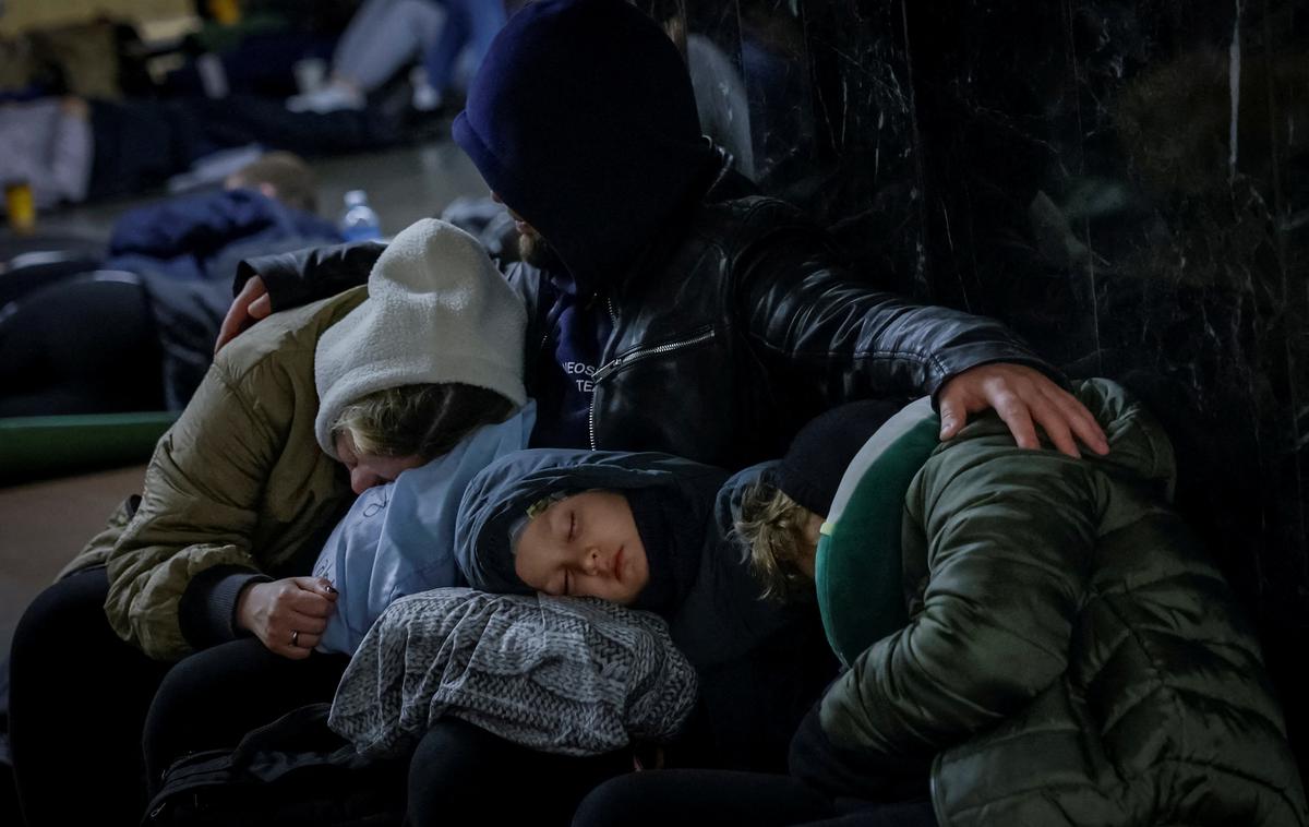 Ruski napad na Ukrajino | V času ruskih napadov na Ukrajino so se številni prebivalci zatekli na podzemne postaje. | Foto Reuters