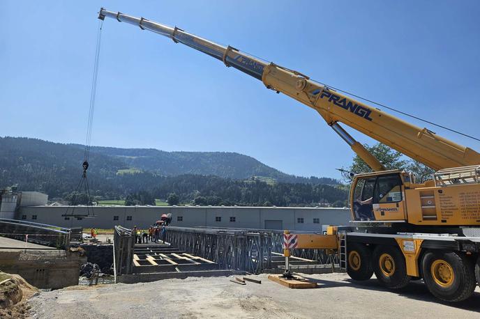 Dravograd, montažni most | "Do konca septembra naj bi bilo postavljenih še šest mostov v okviru mednarodne pomoči, ki prihaja iz Hrvaške, Češke, Švedske in Poljske," je dejal Behin. Vsi mostovi bodo postavljeni v Savinjski dolini in na Koroškem. | Foto STA