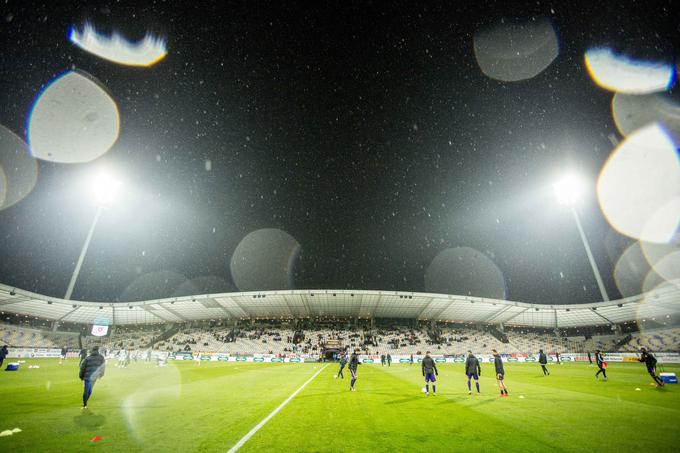 V Ljudskem vrtu se ni zbralo toliko gledalcev, kot se jih ponavadi na večnem derbiju. | Foto: Žiga Zupan/Sportida