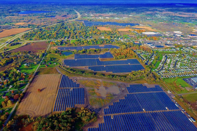 solarni paneli, Michigan | V ameriški zvezni državi Michigan si zelo prizadevajo zmanjšati odvisnost od premoga in ga intenzivno nadomeščajo z obnovljivimi viri energije. Na fotografiji: solarni paneli v okrožju Lapeer, severno od Detroita. | Foto FPC