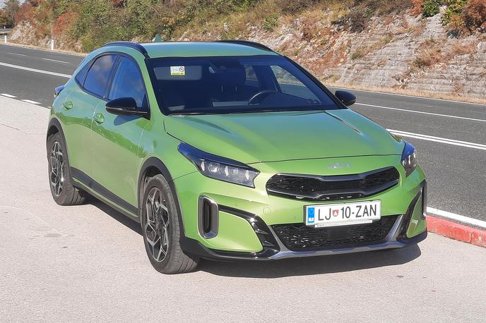 Kia xCeed | XCeed je dobil nova žarometa z integriranima meglenkama, posebej izstopata navpični reži za dovod zraka proti kolesom in zavoram. | Foto Aleš Črnivec