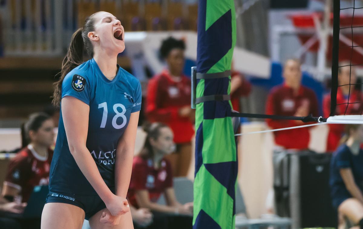 Maša Pucelj, Calcit Volley | Mariborčanke so v nedeljskem derbiju slovenskega prvenstva priznale premoč Kamničankam. Prvo ime dvoboja je bila gostujoča sprejemalka Maša Pucelj (na sliki). | Foto Klemen Brumec