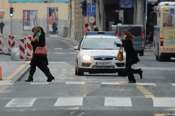 pešci prehod | Pešci so na cestah v nevarnosti vsak dan. Zmanjšana pozornost na promet (na primer zaradi telefona) močno poveča možnost nesreče. | Foto STA