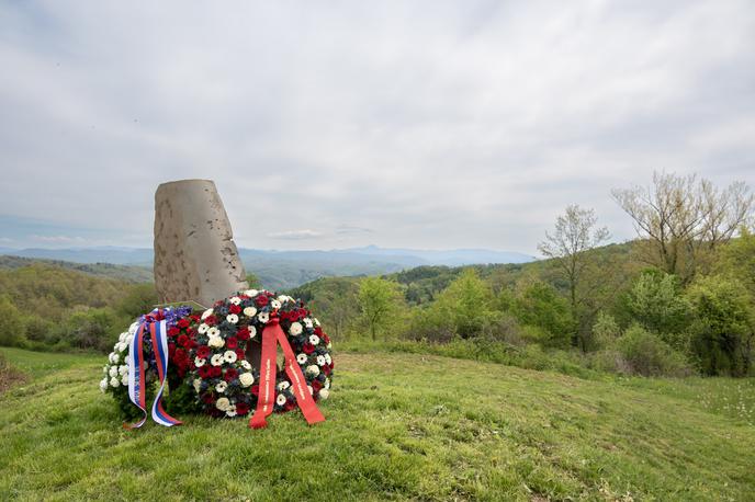 Suhorje 2022 | Življenje mladega britanskega pilota, klicali so ga Teddy, se je le nekaj dni pred koncem druge svetovne vojne tragično sklenilo na brkinskih gričih pri vasici Suhorje. | Foto Ana Čič, Park vojaške zgodovine