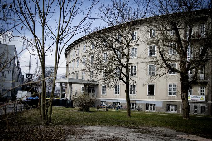 V stavbi, ki nikoli ni služila prvotnemu namenu, so zdaj Pionirski dom s Festivalno dvorano, Slovensko mladinsko gledališče in Študentski dom Akademijski kolegij. | Foto: Ana Kovač