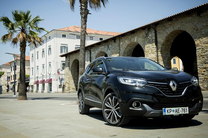 Renault je ekipo Sixt Primorska spremljal v njihovem tretjem letu delovanja, ki so ga košarkarji sklenili sanjsko in v svoje vitrine dodali še četrto lovoriko v tej sezoni. Septembra so jo začeli z naslovom slovenskega superpokalnega prvaka, februarja na domačem parketu ubranili lovoriko v Pokalu Spar, aprila v svoje vitrine dodali lovoriko regionalne Lige ABA 2, konec maja pa so prvič v svoji zgodovini postali še državni prvak. | Foto: 