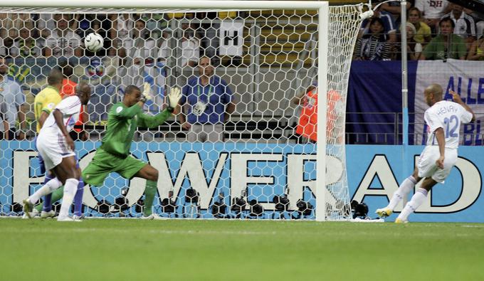 Francija, opogumljena z odlično predstavo proti Španiji (3:1), je v četrtfinalu Brazilijo izločila z 1:0. V 57. minuti je podaja Zinedina Zidana našla Thierryja Henryja, ta pa je odločil srečanje. Ritmi sambe so v Frankfurtu utihnili, od veselja pa so zakikirikali petelini. Brazilci so tako po štirih zaporednih zmagah naleteli na mino v četrtfinalu SP 2006. Ker so v četrtfinalu izpadli tudi Argentinci, je svet dočakal prvi evropski polfinale po 24 letih. | Foto: Guliverimage/Getty Images