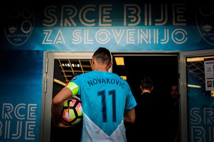 Po dvoboju z Malto je vzel za spomin žogo, s katero je dosegel zadnji zadetek v bogati karieri. | Foto: Grega Valančič/Sportida