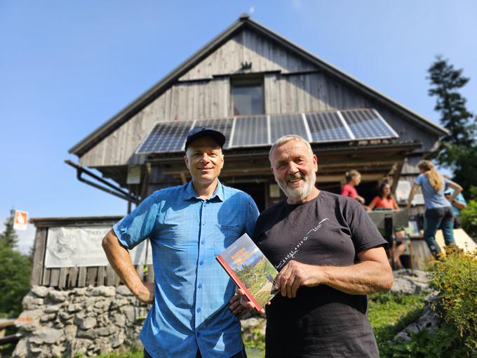 Gorazd Gorišek vas v prenovljenem vodniku vabi tudi na Orožnovo kočo, kjer vas bo oskrbnik pogostil z odlično jedačo in z vami gotovo izmenjal kakšno besedo. | Foto: Manca Ogrin/PZS