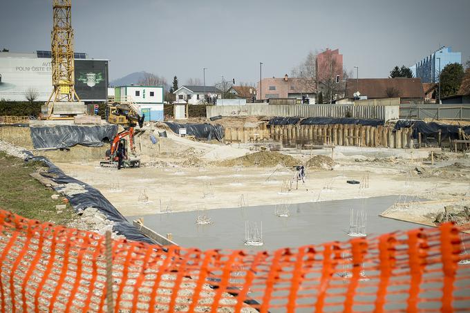 Šest zgradb s stanovanji v Dravljah gradi podjetje Modra Vila. Njegov lastnik je Marko Otoničar, mož začasne direktorice mestne uprave Urške Otoničar, ki je pred tem vrsto let vodila občinski oddelek za finance.  | Foto: Ana Kovač