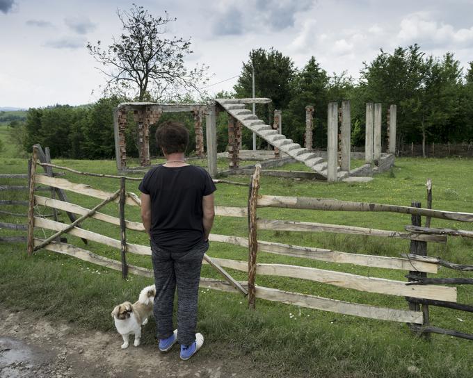 Čeprav je bilo med vojno v BiH posiljenih več deset tisoč žensk, je po vojni le okoli 800 od države uspelo pridobiti vsaj osnovno finančno podporo, poroča Amnesty International. | Foto: Amnesty International/Zijah Gafić