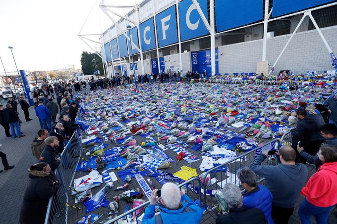 Okoli štadiona King Power v Leicestru so navijači in preostali žalujoči položili na stotine vencev. | Foto: Reuters