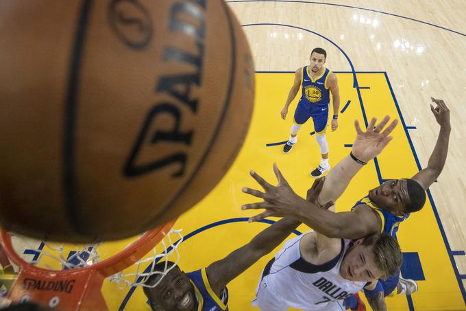 V dvoboju z Draymondom Greenom (v ozadju Steph Curry). | Foto: Reuters