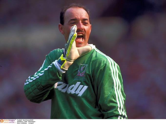 Grobbelaar je leta 1981 prišel na Anfield kot rezervni vratar Liverpoola, nato pa je prvi čuvaj mreže Ray Clemence presenetil z odločitvijo, da se seli k Tottenhamu. Takrat je med vratnici stopil samozavestni Afričan in si zgradil status ene izmed klubskih ikon. | Foto: Reuters