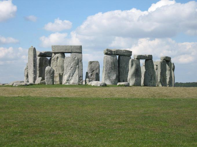 Znameniti Stonehenge v Angliji so zgradili neolitski zgodnji kmetje, katerih predniki so se pred 8.000 leti začeli iz Anatolije širiti po Evropi. Ob svojem prihodu na Otok so zgodnji kmetje  popolnoma izpodrinili tamkajšnje lovce in nabiralce. Med letoma 2.500 in 2.000 pred našim štetjem pa so britanske neolitske kmete skoraj popolnoma (90-odstotno) izpodrinile populacije, ki so imele korenine v vzhodnoevropskih stepah. Seveda je vprašanje, če je pri teh dveh zamenjava prebivalstva prišlo do množične uporabe nasilja. Ugotovitve iz Skandinavije kažejo, da so neolitski kmetje tamkajšnje lovce in nabiralce izpodrinili tudi z nasiljem. Za lovce in nabiralce so bile usodne tudi nove bolezni, ki so prišle z živino kmetov. Skandinavske neolitske kmete so potem izpodrinili stepski živinorejci. Tudi pri tej zamenjavi prebivalstva bi lahko pomembno vlogo igralo tako nasilje kot nove bolezni oziroma novi patogeni.  | Foto: Guliverimage/Vladimir Fedorenko