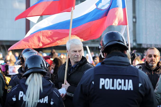 "Poudarjamo, da namen ukrepov policistov ni poseganje v pravice posameznikov do zbiranja in svobode izražanja, pač pa varovanje življenja in premoženja ljudi ter varovanje zdravja udeležencev in vseh nas," pravijo pri PU Maribor. | Foto: STA ,