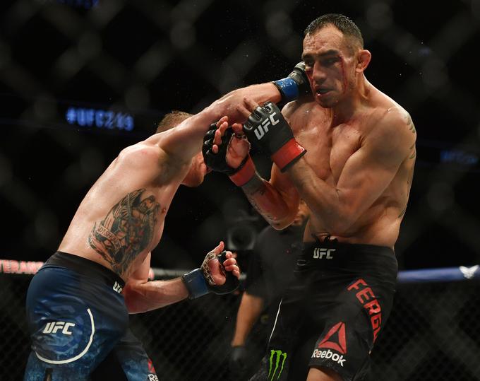 Tony Ferguson je junaško obstal na nogah, a dvoma o zmagovalcu ni bilo. | Foto: Reuters