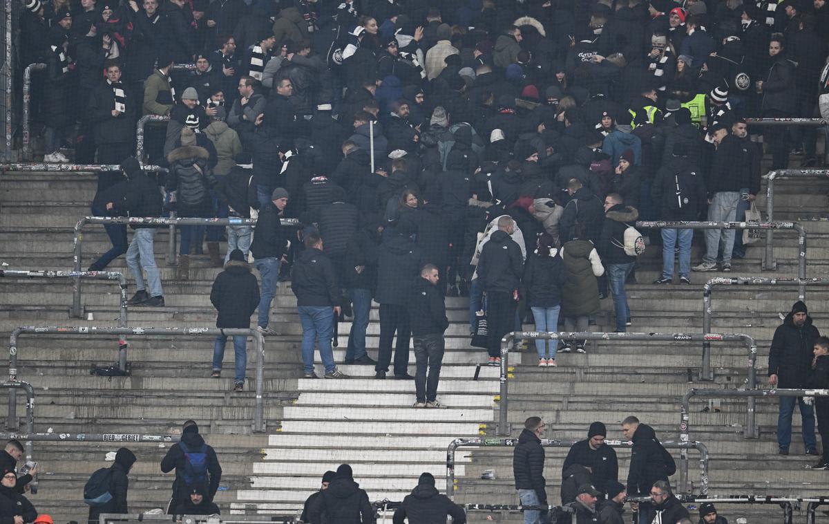 Frankfurt | Navijači Frankfurta so na srečanju protestirali proti policiji. | Foto Guliverimage