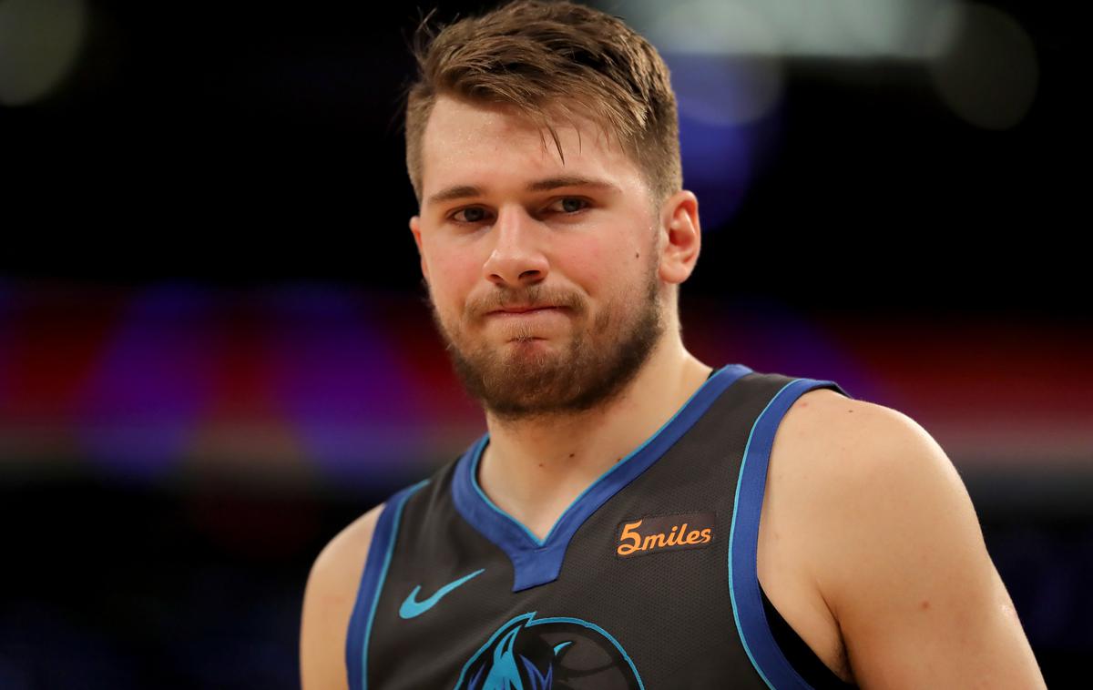 Luka Dončić | Luka Dončić je poraz Dallasa na gostovanju v Detroitu spremljal s klopi. | Foto Guliver/Getty Images