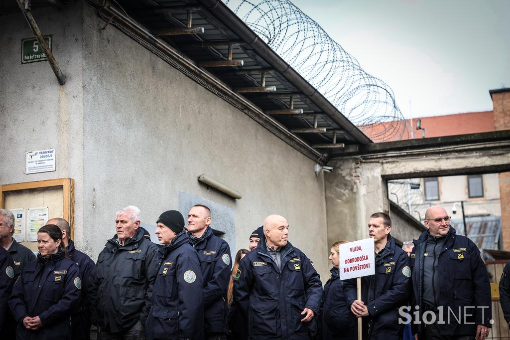 Protest pravosodnih policistov na Povšetovi