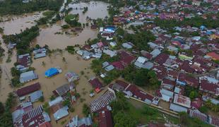 Poplave v Indoneziji zahtevale več deset življenj