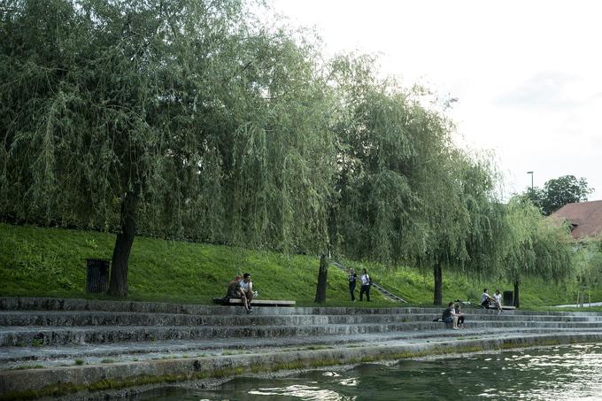 Trnovski pristan – ležerni prostor ob reki. Del ljubljanskega nabrežja, ki ga je prav tako urejal Plečnik v 30. letih prejšnjega stoletja, v našem času pa so ga prenovili in z novim mestnim pohištvom uredili Trije arhitekti. | Foto: 