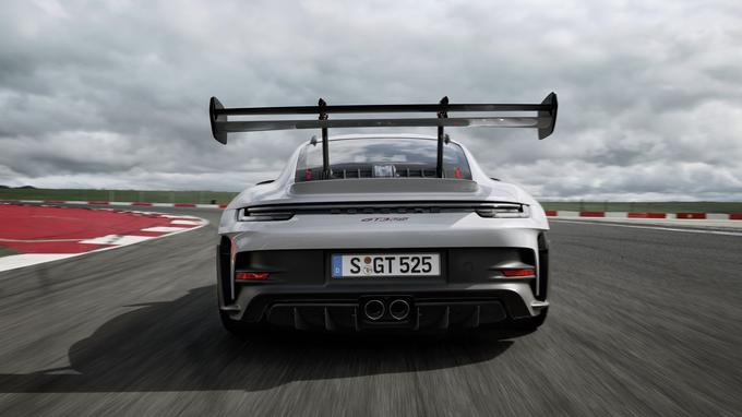 Širok zadnji zračni stabilizator, ki je širši od strehe. | Foto: Porsche