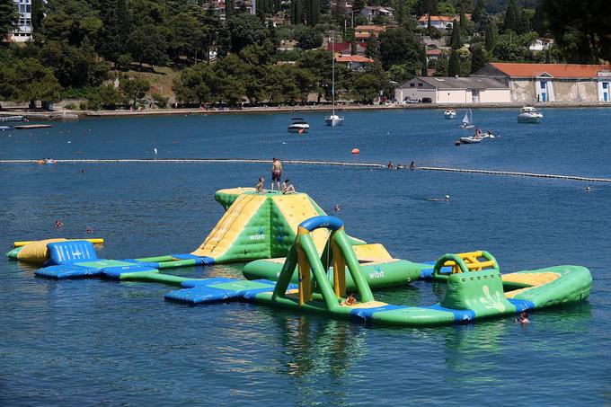 Plaža v Portorožu je danes posejana s pomoli, urejeno je sprehajališče, center vodnih športov, igrišče za otroke in drugo. | Foto: 