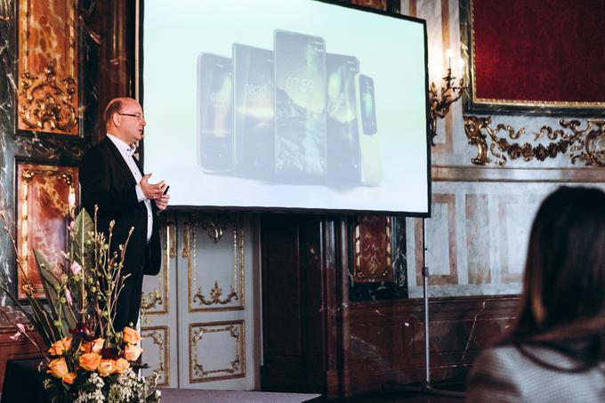 "Svetovni trg pametnih telefonov je ogromen, a zelo zasičen, z resnično številnimi tekmeci, ki se borijo za svoj tržni delež." | Foto: Philipp Lipiarski