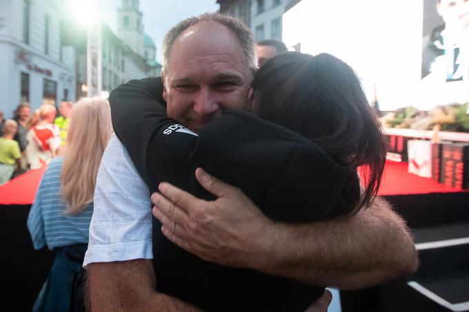 ... ter objem očeta Mie Krampl. | Foto: Grega Valančič/Sportida