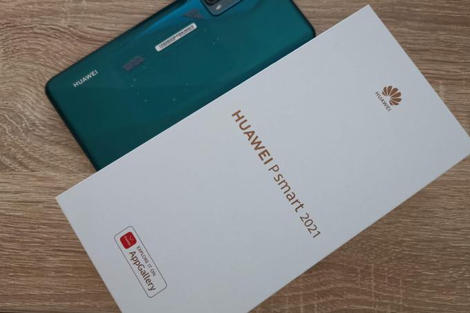 Priporočena cena pametnega telefona Huawei P Smart 2021 v Sloveniji bo 229 evrov. To je približno šestkrat manj od trenutno objektivno najboljšega pametnega telefona Huawei na slovenskem trgu, modela P40 Pro+. Pa je novi P Smart tudi šestkrat slabši? Ne ravno.  | Foto: Matic Tomšič