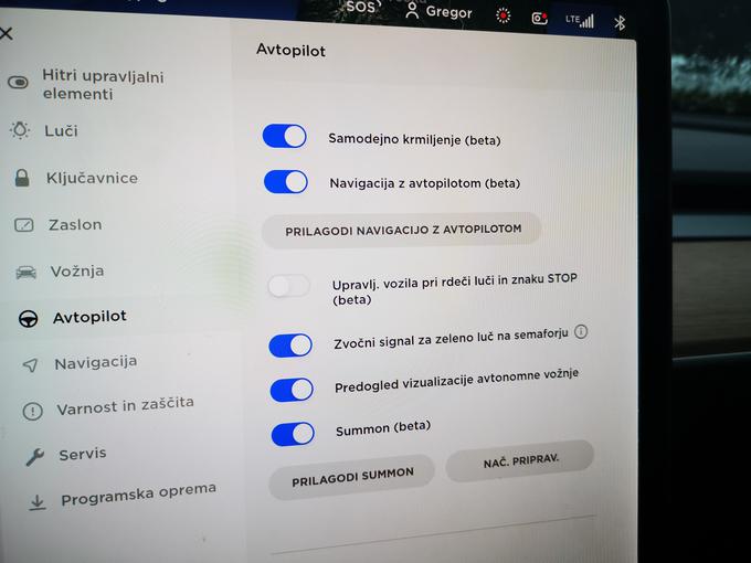 Pregled dodatnih funkcij Autopilota, ki kupca v Sloveniji stanejo 3.500 evrov. | Foto: Gregor Pavšič