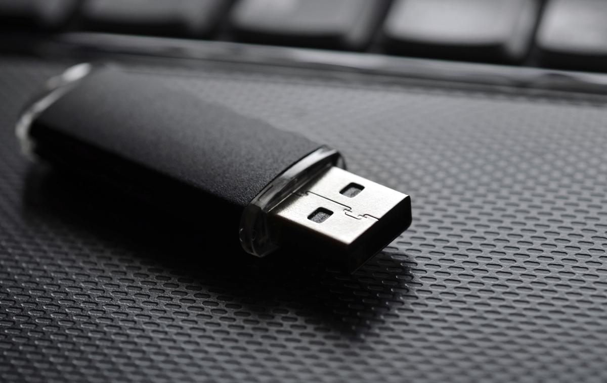 USB ključ | Priljubljeni USB-ključki so z varnostnega vidika precej nezanesljivi, zlasti zaradi praviloma pomanjkljivih varnostnih ukrepov njihovih uporabnikov. | Foto Thinkstock