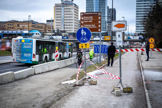 Delna zapora Dunajska cesta | Rekonstrukcija nadvoza nad Dunajsko cesto v Ljubljani je ena najkompleksnejših faz v sklopu gradnje novega Potniškega centra Ljubljana. | Foto Gaja Hanuna