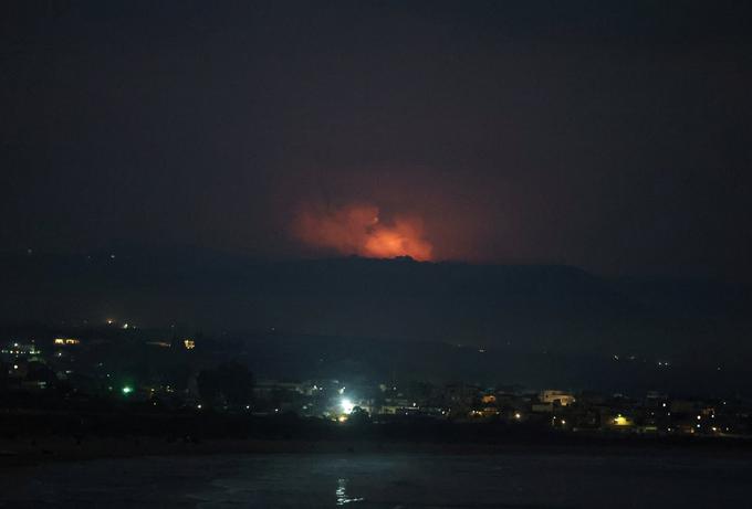 Za zdaj ni poročil o morebitnih žrtvah nočnih napadov. | Foto: Reuters