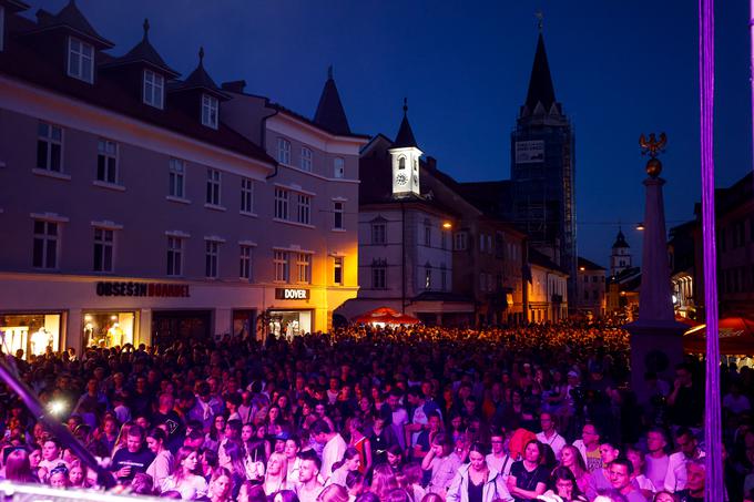 Skupina California je junija 2022 do zadnjega kotička napolnila Glavni trg v Kranju. | Foto: Anže Krže