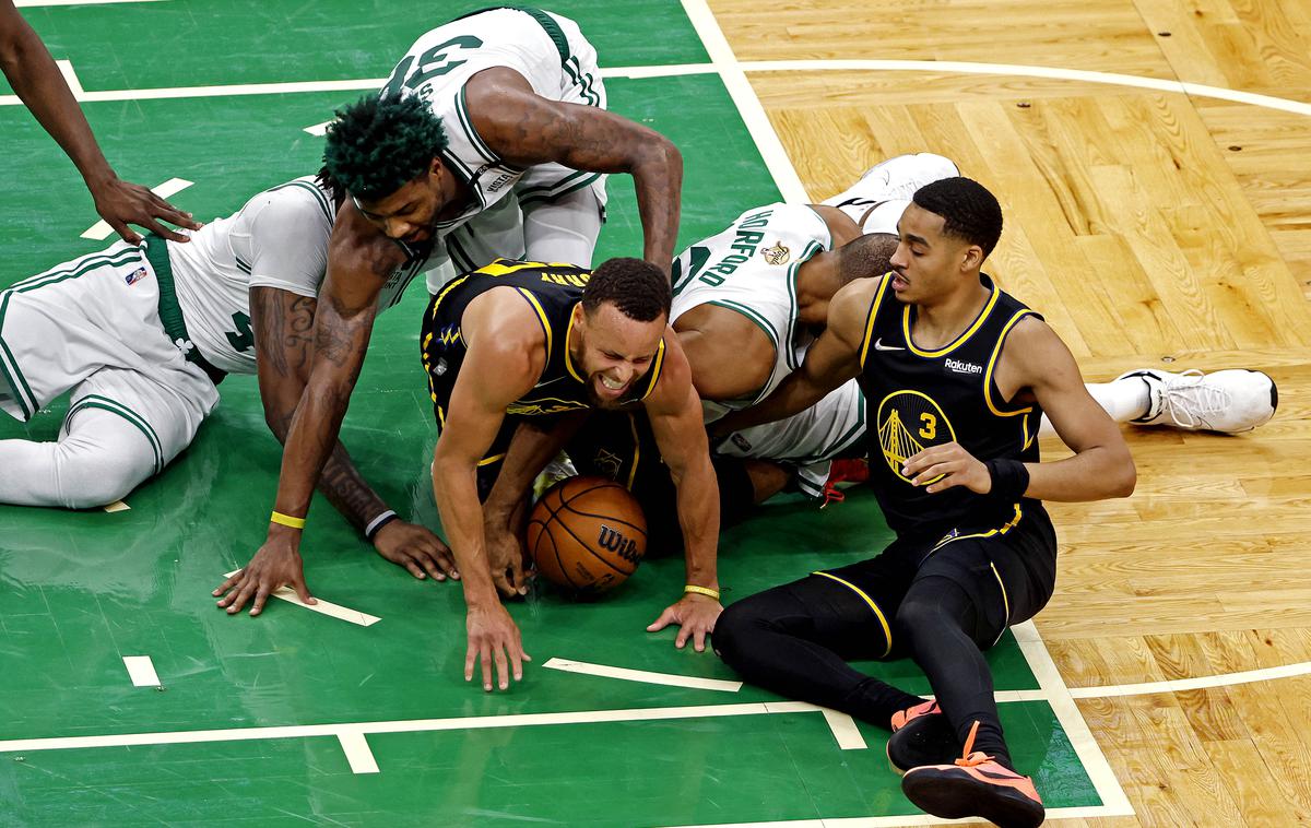 Stephen Curry Golden State Boston finale | Borba za žogo in nresrečna poškodba Stephena Curryja. | Foto Reuters